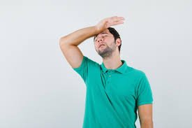 download (4) pessoa segurando a testa com expressão de dor ou pressão na cabeça