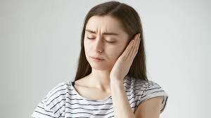 download (40) pessoa com sensação de ouvido tampado segurando a orelha