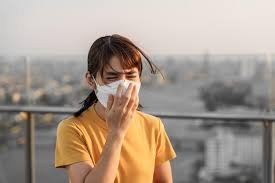 download cidade com poluição do ar e pessoa usando máscara respiratória