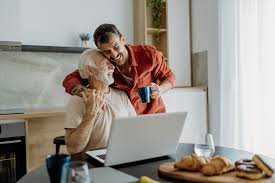 download (5) pessoa observando mudanças no corpo com expressão atenta