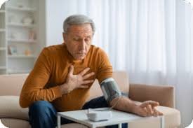 download (6) pessoa com expressão de desconforto sentindo pressão no corpo