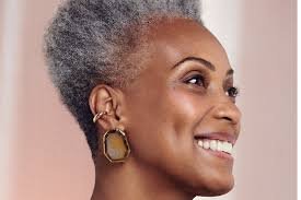 download (7) mulher com pele natural e saudável destacando beleza leve