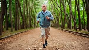 download (7) homem maduro praticando caminhada ao ar livre após os 60 anos