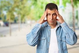 download (8) Pessoa inclinando a cabeça para frente com expressão de desconforto