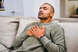 download (8) pessoa com sensação de respiração curta durante o dia