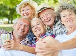 download (8) grupo de idosos ativos representando longevidade e envelhecimento saudável