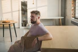 download (9) homem pensativo com expressão de cansaço