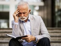 download (9) homem refletindo sobre memória após 55 anos