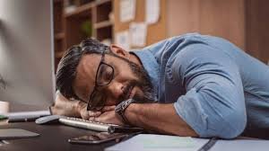 download (9) homem com expressão de cansaço no dia a dia