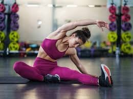 download (9) pessoa realizando alongamento para melhorar flexibilidade do corpo