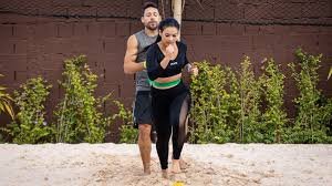 images (2) pessoa realizando treino de resistência muscular com exercícios funcionais