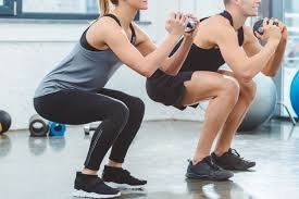 images Pessoa realizando exercício de elevação de perna no chão