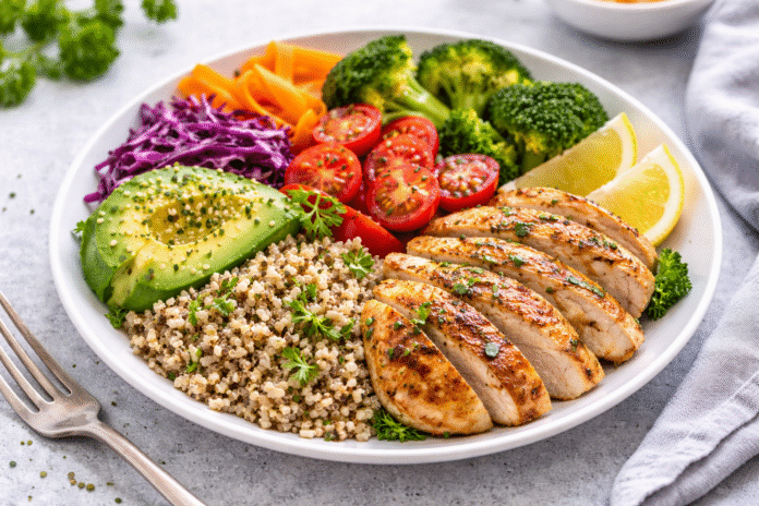 ChatGPT Image 15 de abr. de 2026, 11_25_44 prato equilibrado com vegetais, proteína e carboidrato saudável