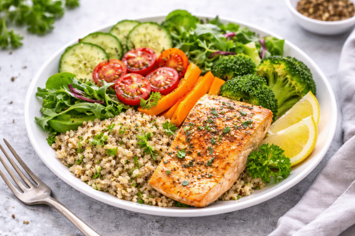 ChatGPT Image 15 de abr. de 2026, 11_34_41 prato dividido com vegetais, proteína e carboidrato saudável