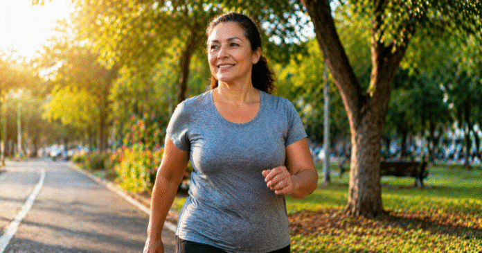 ChatGPT Image 17 de abr. de 2026, 13_39_21 pessoa caminhando ao ar livre com expressão de bem-estar