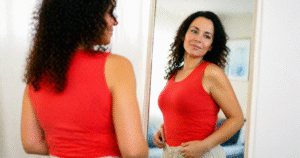 ChatGPT Image 17 de abr. de 2026, 14_30_28 pessoa olhando no espelho com expressão de aceitação