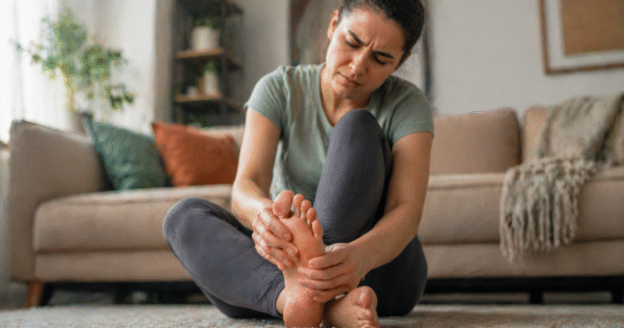 ChatGPT Image 21 de abr. de 2026, 16_54_42 pessoa tocando os pés com expressão de desconforto