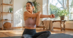 ChatGPT Image 21 de abr. de 2026, 16_58_23 pessoa alongando o corpo em ambiente tranquilo