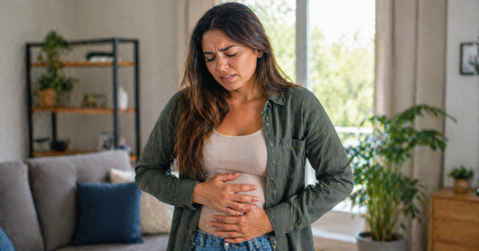 ChatGPT Image 24 de abr. de 2026, 13_08_09 pessoa segurando a barriga com expressão de desconforto