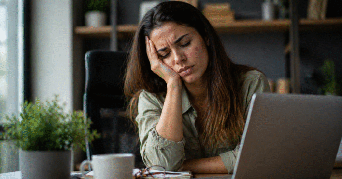 ChatGPT Image 27 de abr. de 2026, 10_04_49 pessoa com expressão de cansaço durante o dia