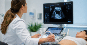 ChatGPT Image 27 de abr. de 2026, 10_10_13 exame de ultrassom sendo realizado em ambiente clínico