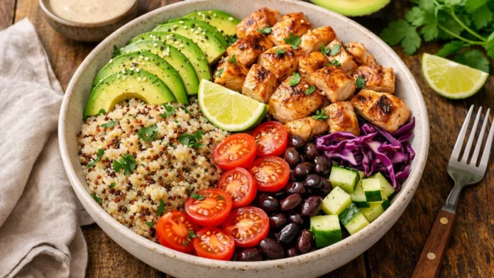 bowl-de-frango-com-abacate-movie-fitness prato saudável com frango, legumes e abacate