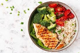 download (1) bowl saudável com frango, arroz integral e legumes