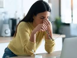 download (10) pessoa com expressão de cansaço leve e desconforto