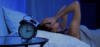 download (2) pessoa deitada na cama com expressão de insônia ou cansaço