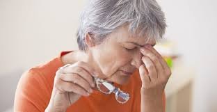 download (4) pessoa com expressão de cansaço e desconforto leve