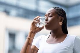 download (9) pessoa bebendo água com expressão de bem-estar