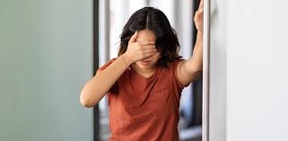 download pessoa com leve tontura segurando a cabeça