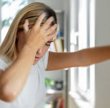 download (1) mulher sentindo tontura e desequilíbrio em casa