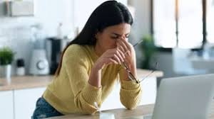 download pessoa cansada sentindo peso no corpo durante o dia