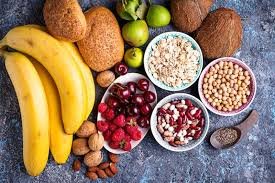 download (2) alimentos saudáveis ricos em fibras sobre a mesa