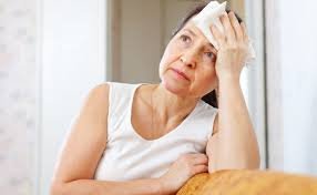 download (2) mulher adulta refletindo sobre mudanças no corpo durante a menopausa