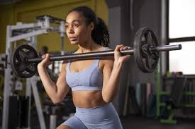 download (2) mulher treinando musculação com aparência saudável e confiante