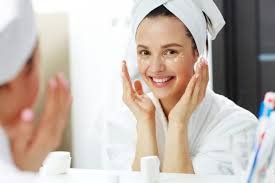 download mulher realizando rotina de cuidados com a pele depois dos 30 anos