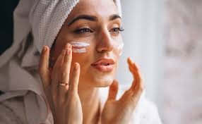 download (3) mulher realizando rotina simples de skincare
