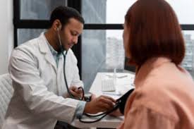 download (5) pessoa comparando exames médicos em consulta