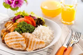 download (8) refeição equilibrada com alimentos naturais e nutritivos