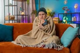 download (9) pessoa agasalhada sentindo frio dentro de casa