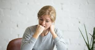 download (9) mulher demonstrando tensão emocional e sintomas físicos de ansiedade