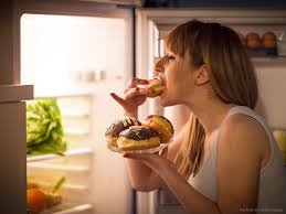 download (9) pessoa com expressão de fome ou indecisão alimentar