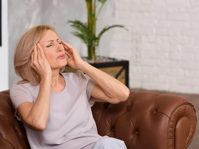 menopausa mulher madura refletindo sobre mudanças hormonais e bem-estar na menopausa