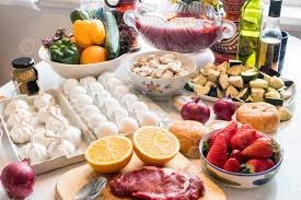 download (1) mesa com alimentos naturais como frutas, vegetais, castanhas e azeite de oliva