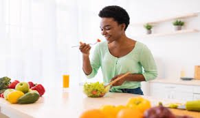 download (12) mulher refletindo sobre saúde e alimentação em ambiente iluminado e acolhedor