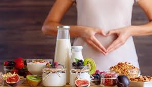download (23) pessoa segurando alimentos saudáveis relacionados à saúde intestinal