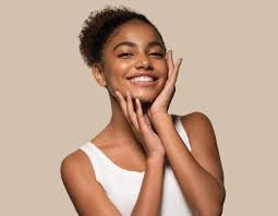 download (24) mulher com pele saudável em ambiente moderno representando estética natural