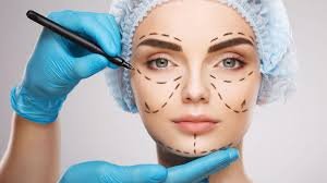 download (4) mulher observando procedimento cirurgia plastica
